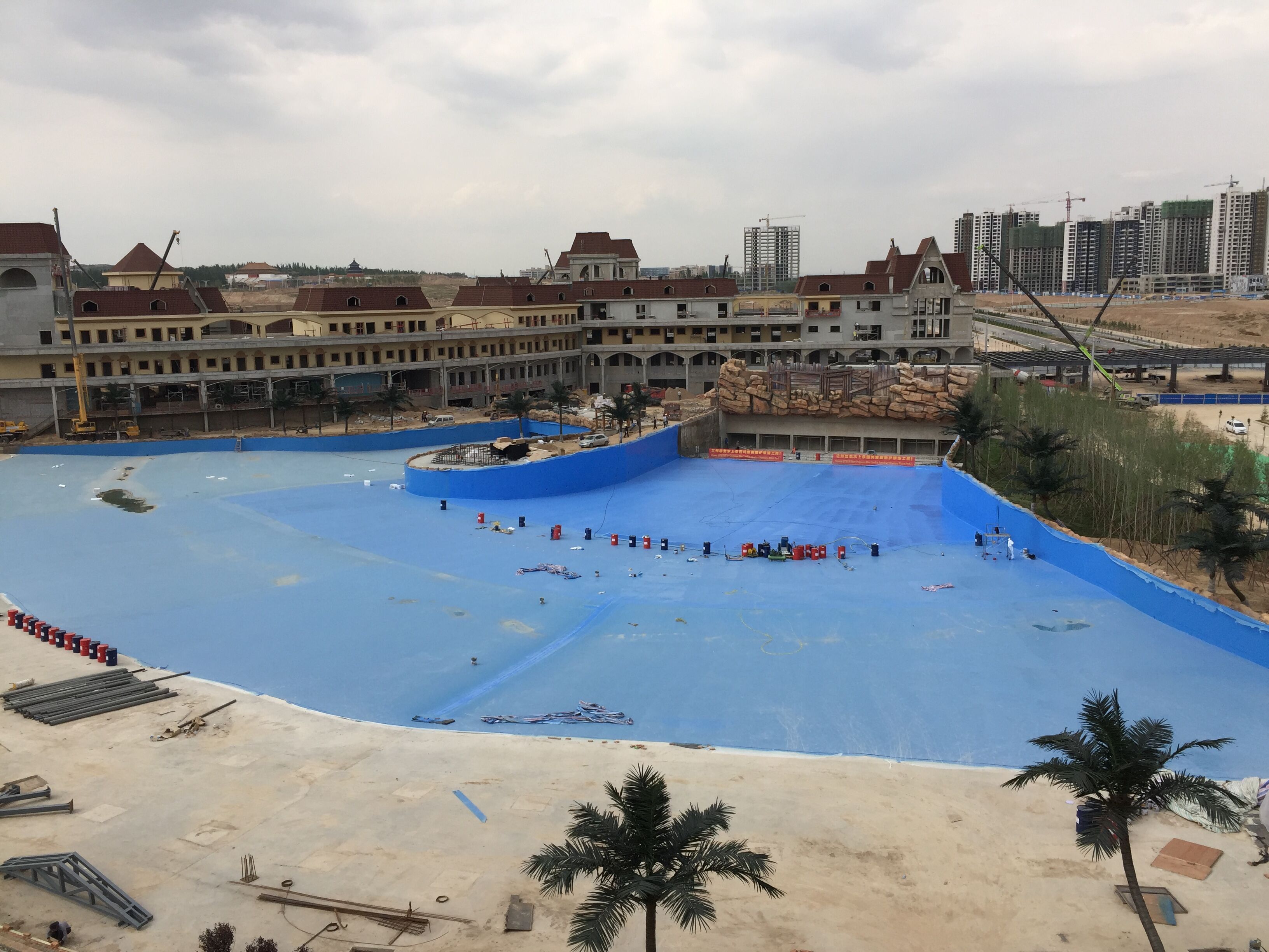 沙木新材純聚脲成功應用于蘭州恐龍園戶外造浪水池
